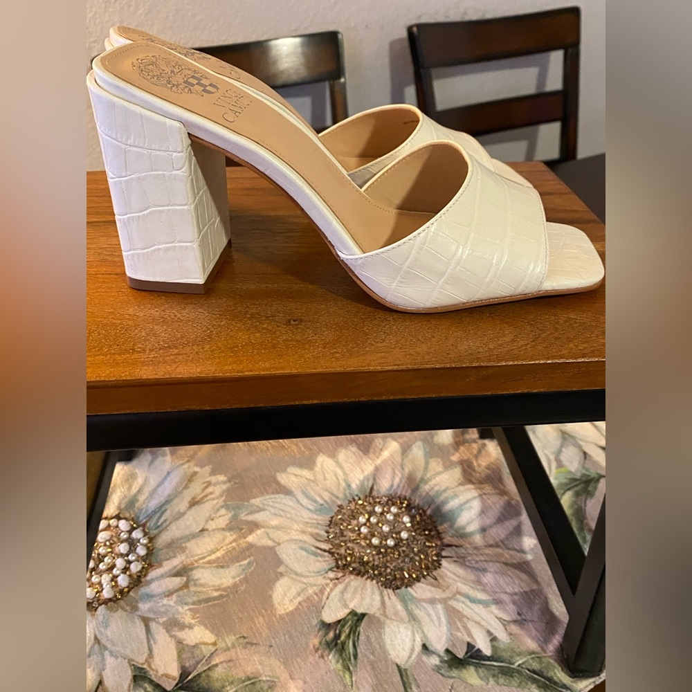 Vince Camuto white shoes. New without tag. - Picture 4 of 5